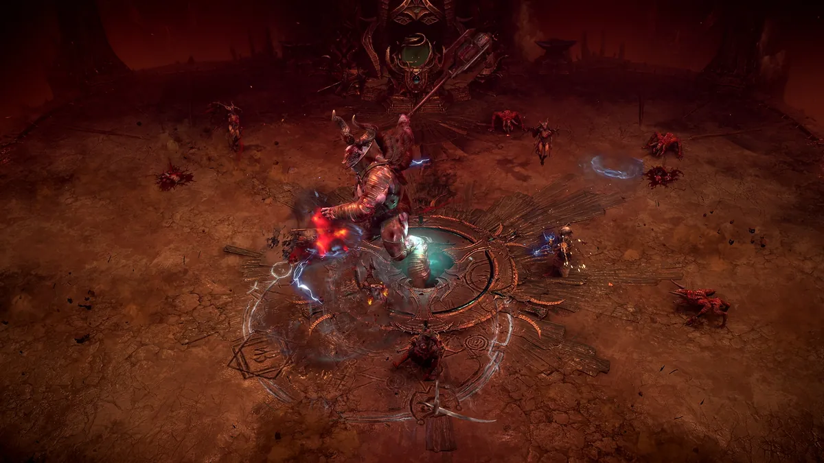 Ein riesiger gehörnter Erster Khazra mit gewaltiger Hellebarde steht in einer roten Ritualarena der Dunklen Zitadelle, um ihn herum kämpfen Helden